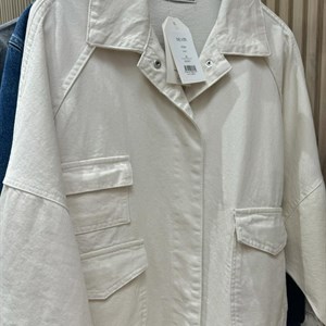 Куртка джинсовая - стильная и модная одежда на весну 2025