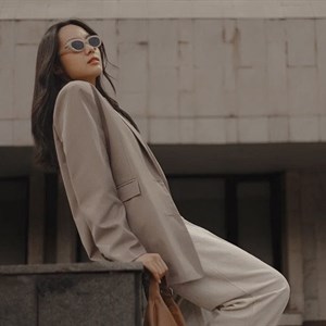 Пиджаки уже давно ворвались в раздел must have и продержатся