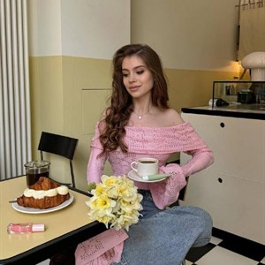 Кофточка с открытыми плечами и ажурным узором — лёгкая женская кофта на весну и лето