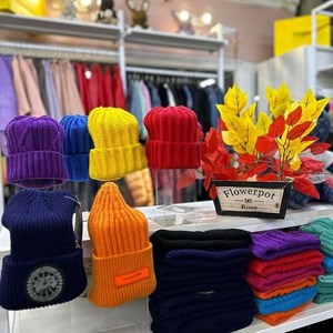 Теплые вязаные шапочки в ярких цветах Наши филиалы