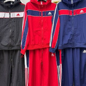 Женский спортивный костюм из лёгкой плащёвой ткани с капюшоном и молнией — оптом