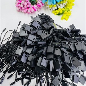 Для удобного прикрепления к текстильному изделию навесного