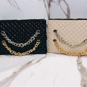 По мимо объёмных и средних размеров сумочек на каждый