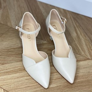 Базовые босоножки с маленькими каблуками должна быть