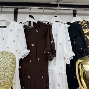 Нежные шифоновые платья в цветочном принте, макси — пояс на талии