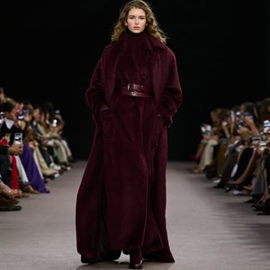 Роскошное пальто от МахМаrа в цвете кьянти - идеальный выбор на осень-зиму 2025-2026