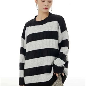 Модель Шерстяной свободный свитер в полоску в двух