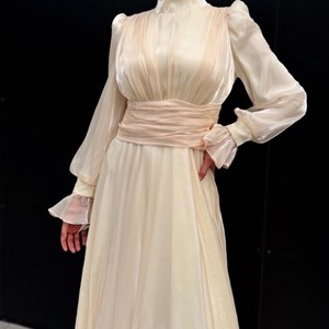 Элегантное платье в нежном молочном оттенке — идеальный выбор для особого случая