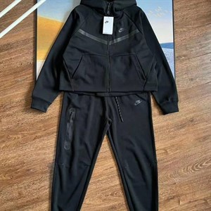 Получили спортивные костюмы NIKE гладкий трикотаж