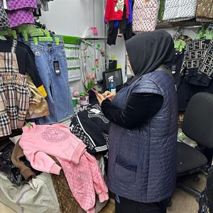 Наш постоянный клиент сама выбирает костюмы      