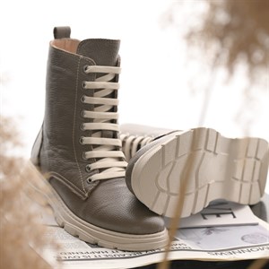 Деми-утепленные ботинки из натуральной кожи | Ботинки на шнурках с замком