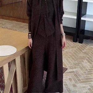 Костюмы-тройки женские — стильная модель на сезон по выгодной цене