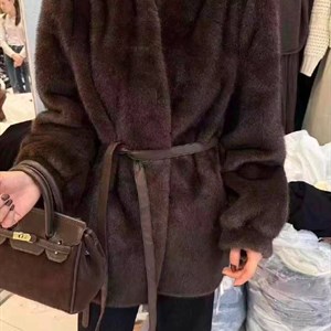 Эко-шубки женские из Китая — теплые зимние модели размеров M и L