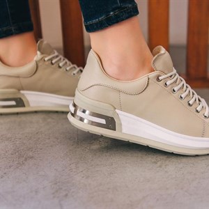 Модные зимние кроссовки для эффектных образов Любовь