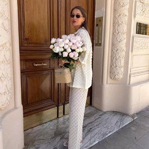 Костюм effortless chic: лёгкая фактурная рубашка свободного кроя и широкие брюки, универсальный для прогулок