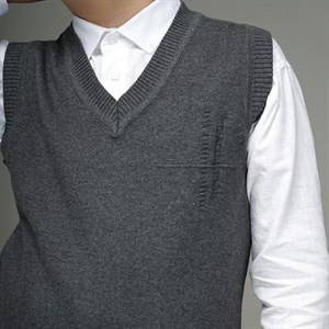 Удобный школьный жилет для мальчика может стать не