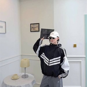 Женская ветровка oversize на подкладке до 54 размера — стильный спортивный дизайн