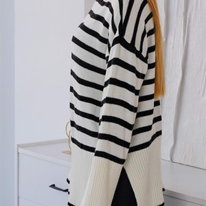 Стильный удлинённый джемпер также доступен к заказу