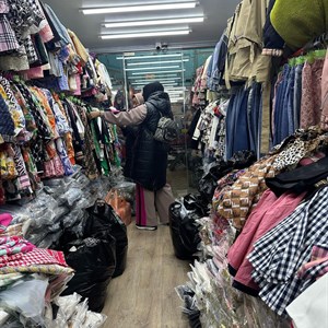 Наша клиентка сама приехала и выбирает товар      