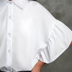   Красивая блузка с широкими рукавами в виде крыльев