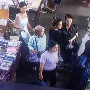 Эти три девушки украли пакет с дорогими вещами внутри