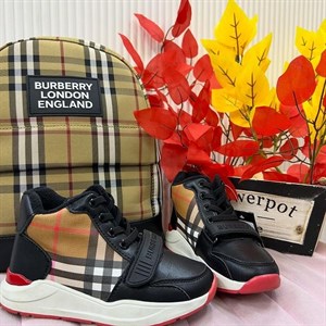 Ботинки 3600 сом Сумка 3500 сом Наши филиалы Томми