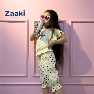 В наличии есть такие нежно бежевые футболки и шорты