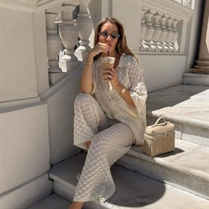 Костюм effortless chic: фактурная рубашка и широкие брюки — легкий образ для прогулок и путешествий