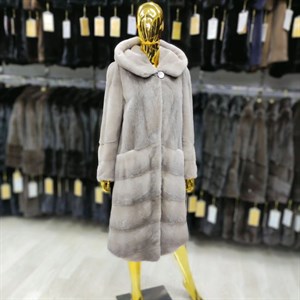 Шуба с капюшоном для любителей  новых ощущений В четырёх