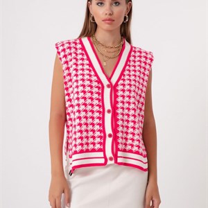 Стильные вязаные теплые жилетки в наличии в разных