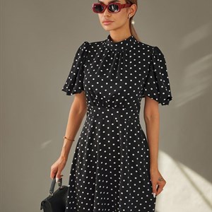  Прелестное платье в длине миди с красивым горошковым