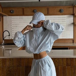 Комплект женский: укороченная блуза с воротником-стойкой и широкие брюки oversize