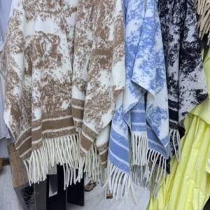 Пончо Cristian Dior — стильное пончо с трендовым дизайном