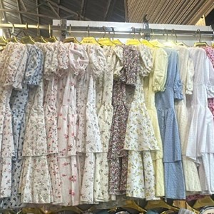 Нежное платье-корсет с цветочным принтом и воздушной юбкой — летний тренд