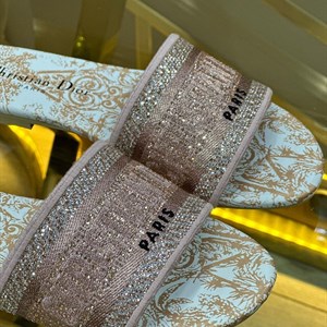 New шлепки В наличии   Качество люкс 1 1 Размеры 35